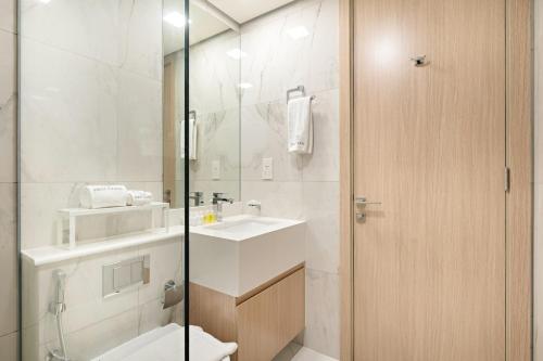 un baño con inodoro, lavabo y ducha en FIRST CLASS Studio Stunning Beachfront Bliss, en Ras al Khaimah