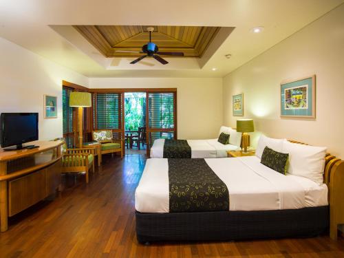 Un pat sau paturi într-o cameră la Green Island Resort