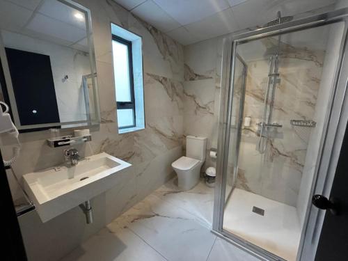 ein Badezimmer mit Waschbecken, Dusche und Toilette in der Unterkunft Cora Sun Apart-Hotel in St Paul's Bay