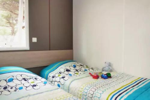 Camping - eebaeb في هييريس: غرفة نوم بسريرين عليها العاب