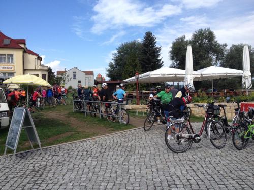 a group of people on bikes parked next to a fence at Pension Villa Else in Heidenau