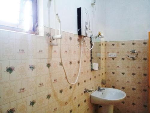 Bilik mandi di Margosa Guesthouse