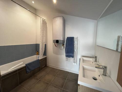 un baño con lavabo y bañera en Vincent, en Stella-Plage