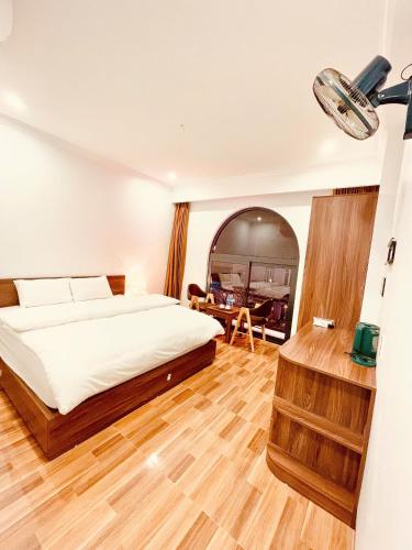 a bedroom with a bed and a desk at Thanh Phương Hotel 2 Hà Giang in Mèo Vạc