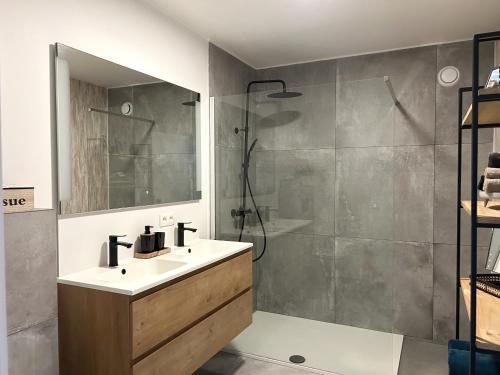 ein Badezimmer mit Waschbecken und Dusche in der Unterkunft 't Klein Uusje in Torhout