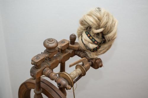 a wig on top of an old fashioned water pump at Tannerhof Bed & Breakfast in Caines