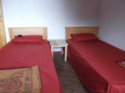 2 Betten nebeneinander in einem Zimmer in der Unterkunft Misurino in Paul