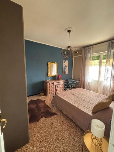 a bedroom with a bed and a blue wall at Casa Mina in Lavagna