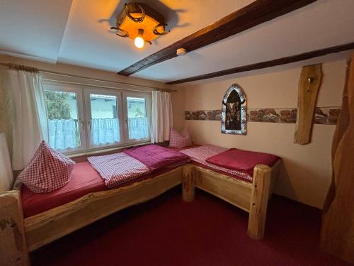 ein Zimmer mit zwei Betten vor einem Fenster in der Unterkunft Western-Inn in Klipphausen