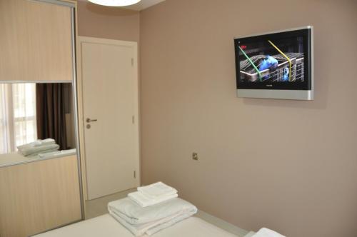 Televizorius ir (arba) pramogų centras apgyvendinimo įstaigoje Black Sea Brееze Apartment