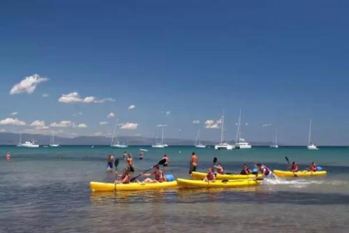 grupa ludzi w żółtych łodziach na wodzie w obiekcie Camping - eebaeb w Hyères