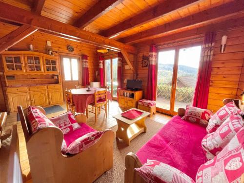 a living room with two couches and a table and a kitchen at Chalet 6 pers près du lac de Longemer et des pistes in Xonrupt-Longemer