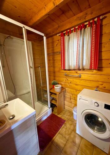 a bathroom with a washing machine and a shower at Chalet 6 pers près du lac de Longemer et des pistes in Xonrupt-Longemer