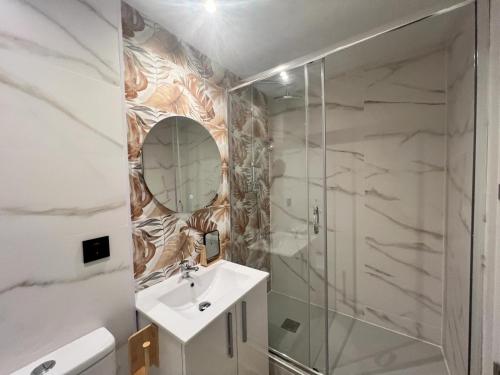 a bathroom with a sink and a shower at Abacoa Life in Alicante