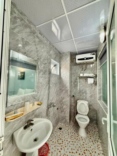 a bathroom with a sink and a toilet at KHÁCH SẠN NGỌC LY 5 in Thanh Hóa