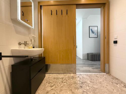 a bathroom with a sink and a mirror at Moderne Studio Wohnung in Stuttgart-Zentrum in Stuttgart
