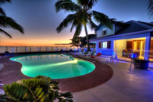 a swimming pool in front of a house at Leu Pied Dans L'Eau in Saint-Leu
