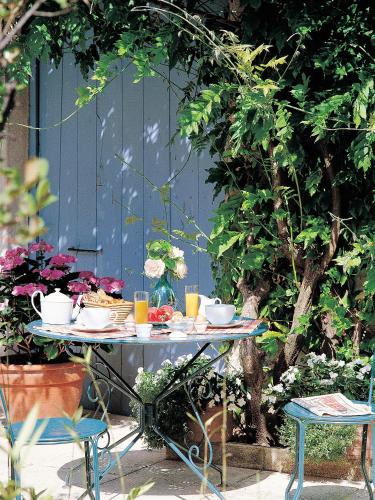 una mesa con comida en un jardín en Hotel de Bordeaux, en Pons