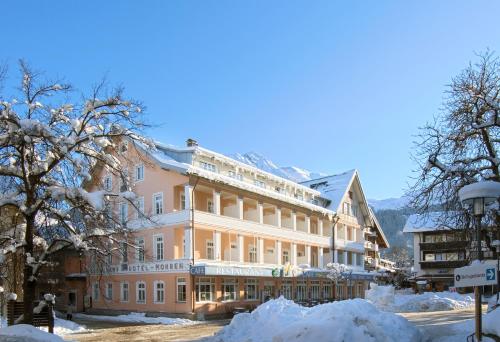 een hotel in de bergen in de sneeuw bij Hotel Mohren in Oberstdorf