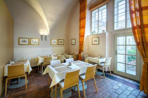 En restaurant eller et spisested på Monastery Hotel
