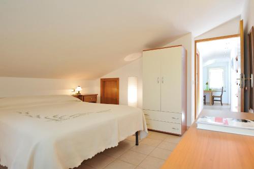 une chambre avec un lit, une commode et un miroir dans l'établissement Casa Vacanze Mameli, à Bari Sardo