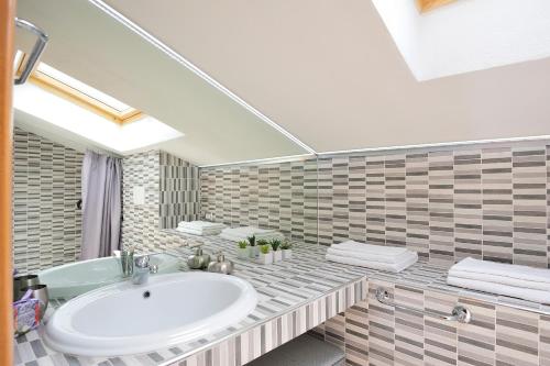 La salle de bains est pourvue d'un lavabo blanc. dans l'établissement Casa Vacanze Mameli, à Bari Sardo