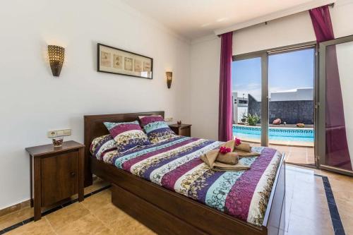 プラヤ・ブランカにあるVilla el Faroのベッドルーム1室(ベッド1台付)が備わります。