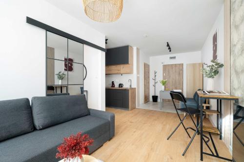 Jasny Apartament z Parkingiem w Centrum Poznania by Noclegi Renters