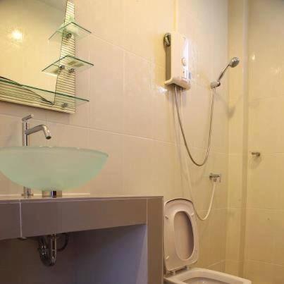 un bagno con lavandino, doccia e WC di Bai Pai Resort a Khlung