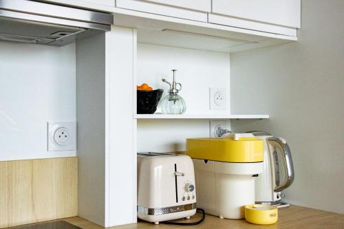 a kitchen with a microwave and a coffee maker at Studio avec balcon Centre Ville in Montreuil