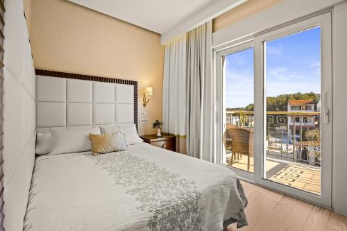 a bedroom with a bed and a large window at Boutique Hotel Oasi in Pula