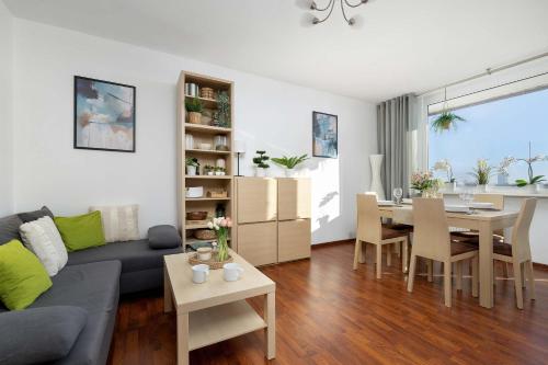 Functional & Cozy Apartment with Balcony and Workspace by Noclegi Renters