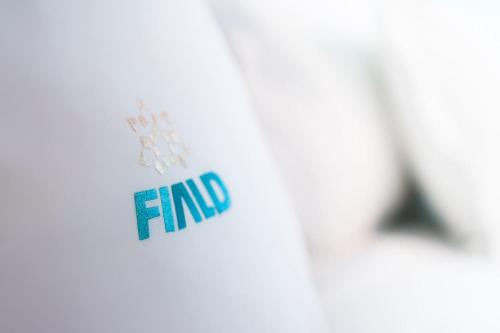 una etiqueta que dice "encontrar" en una camisa blanca en Fiald Hotel & Spa, en Bacău
