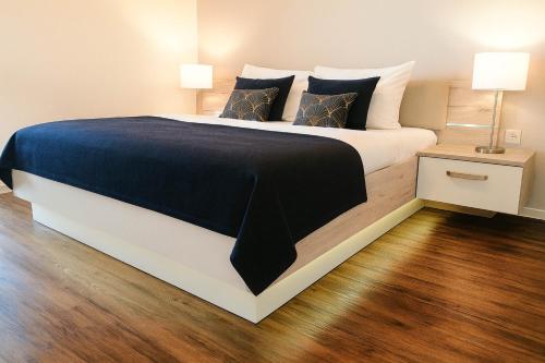 a bedroom with a large bed with a blue blanket at Vogelkieker in Schillig