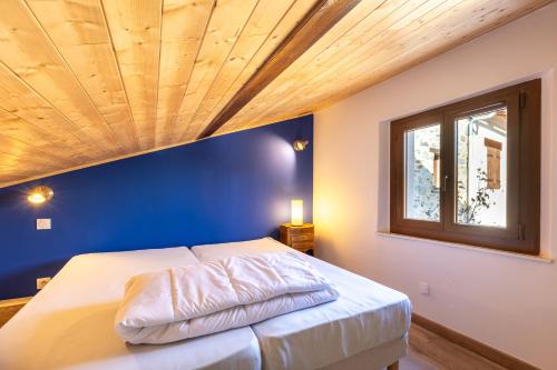 a bedroom with a bed with a wooden ceiling at L’Écrin des Neiges - Proche Station de Ski in Formiguères