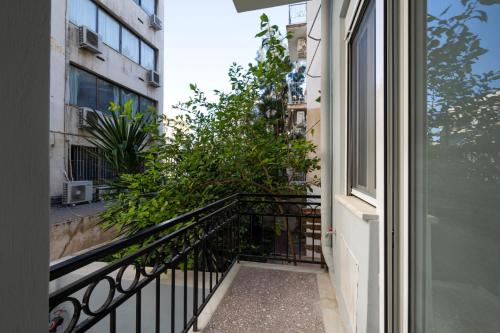 Spacious 3BR Garden Retreat Near National Archaeological Museum