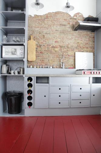 A kitchen or kitchenette at B & B Het Lemstra Hûs