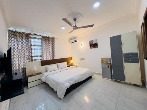 Un pat sau paturi într-o cameră la Splendid Apartment