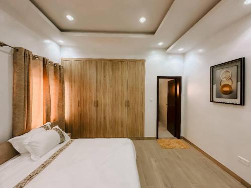 Llit o llits en una habitació de Résidence Youdith