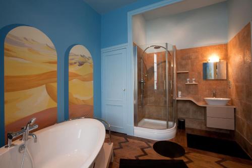 une salle de bain avec une baignoire, une douche et un lavabo dans l'établissement Château de tailly, à Meursault