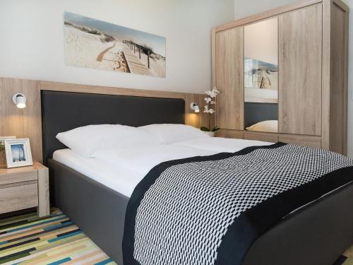 Un pat sau paturi într-o cameră la VacationClub - Baltic Park Molo Apartment D203