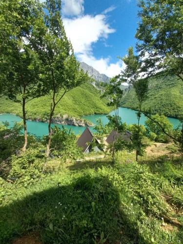 Twin Villas Komani Lake
