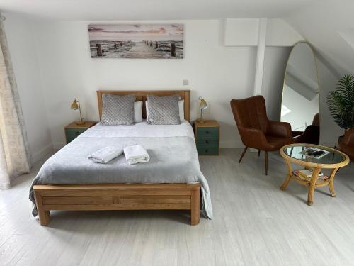 a bedroom with a bed and a chair and a table at Beautiful home in Oxford in Oxford