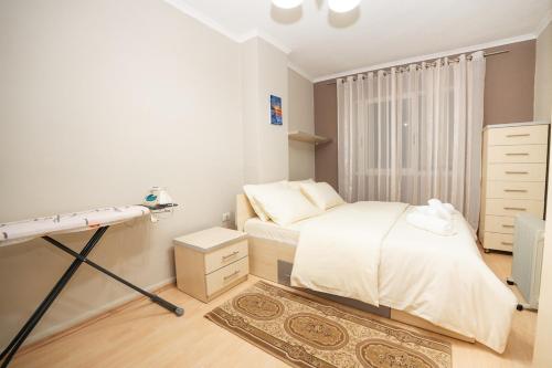 Un pat sau paturi într-o cameră la 2b apartment