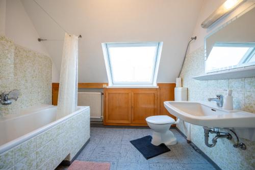 a bathroom with a tub and a sink and a toilet at Space Comfort Bremen Apartment bis zu 6 Personen in Bremen