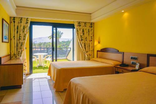 Krevet ili kreveti u jedinici u okviru objekta SBH Crystal Beach Hotel & Suites - Adults Only