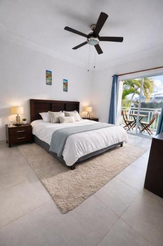 a bedroom with a bed and a ceiling fan at Sol Tropical apartamentos in Punta Cana