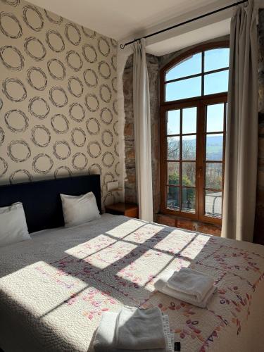 เตียงในห้องที่ Chateau De Latour