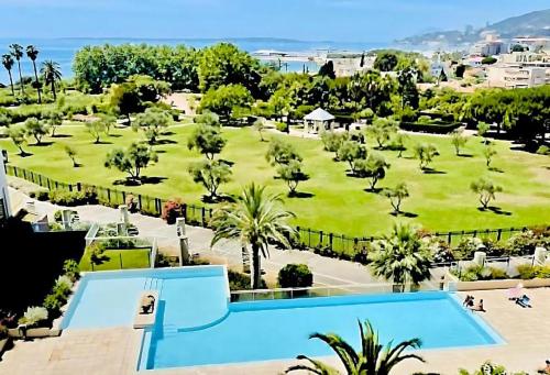Grand 2 Pièces Climatisé dans Residence de Standing avec Vue Piscine au Bord de la Mer