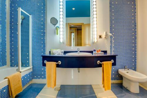 Kupatilo u objektu SBH Crystal Beach Hotel & Suites - Adults Only